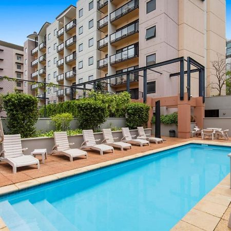 Lovely City Apartment With Private Courtyard, Pool, Free Parking, Gym Perth Bagian luar foto