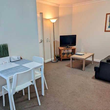 Lovely City Apartment With Private Courtyard, Pool, Free Parking, Gym Perth Bagian luar foto