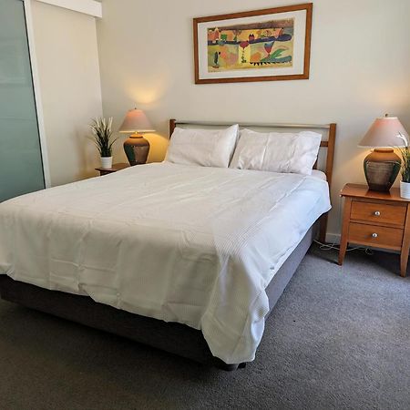 Lovely City Apartment With Private Courtyard, Pool, Free Parking, Gym Perth Bagian luar foto
