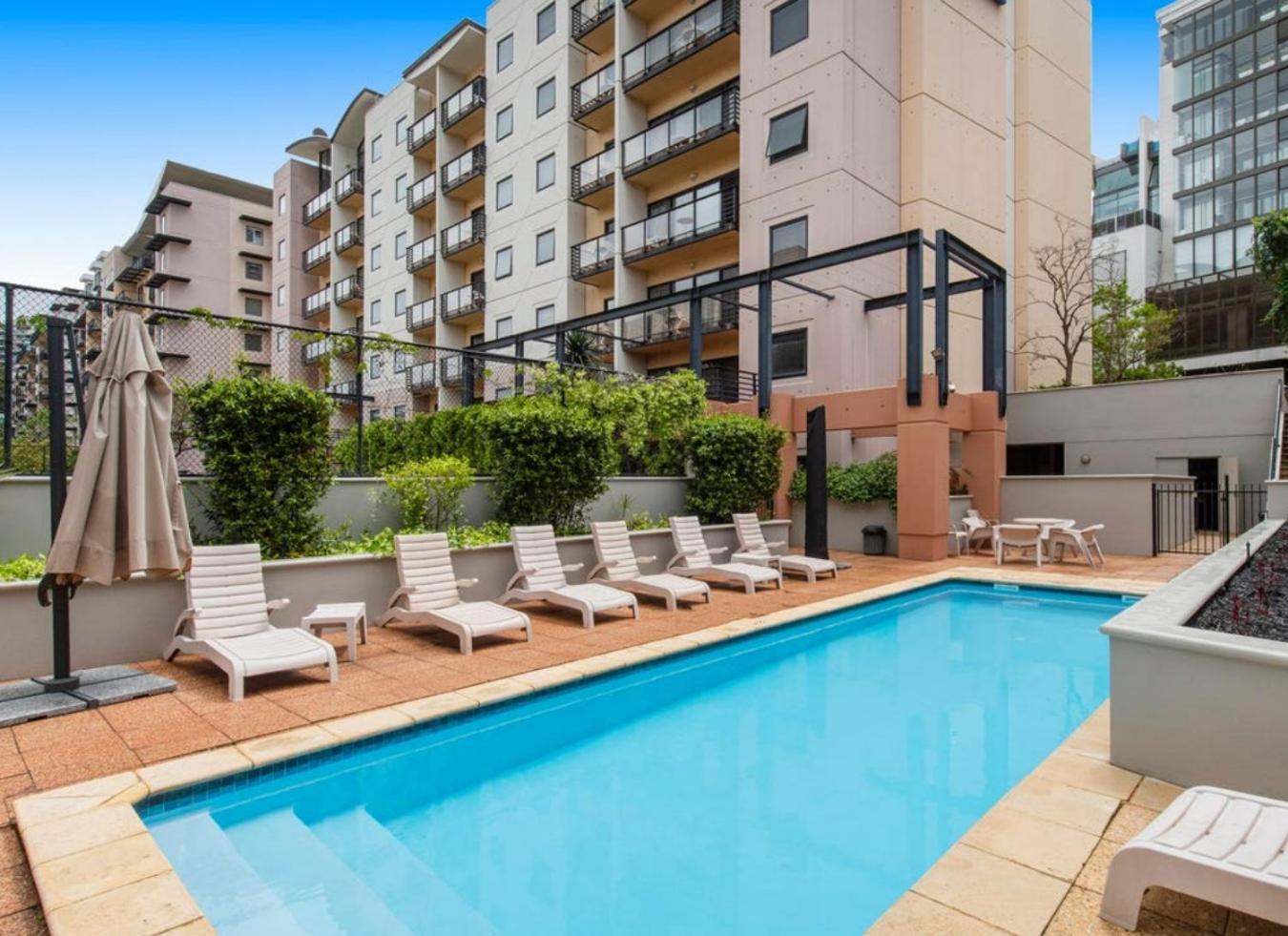 Lovely City Apartment With Private Courtyard, Pool, Free Parking, Gym Perth Bagian luar foto