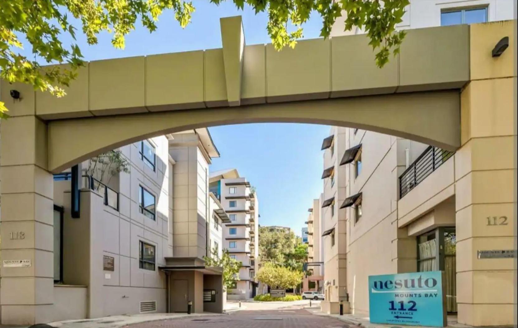 Lovely City Apartment With Private Courtyard, Pool, Free Parking, Gym Perth Bagian luar foto