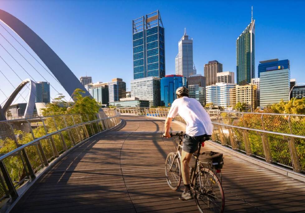 Lovely City Apartment With Private Courtyard, Pool, Free Parking, Gym Perth Bagian luar foto