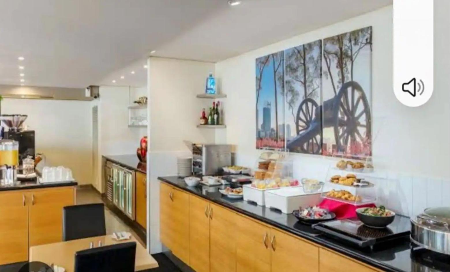 Lovely City Apartment With Private Courtyard, Pool, Free Parking, Gym Perth Bagian luar foto
