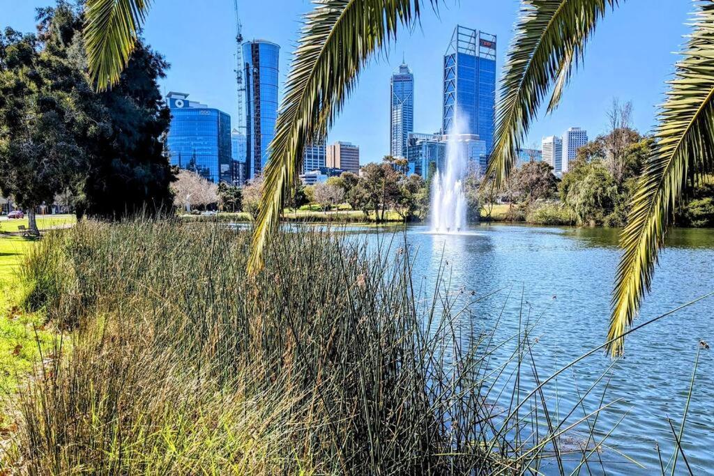 Lovely City Apartment With Private Courtyard, Pool, Free Parking, Gym Perth Bagian luar foto