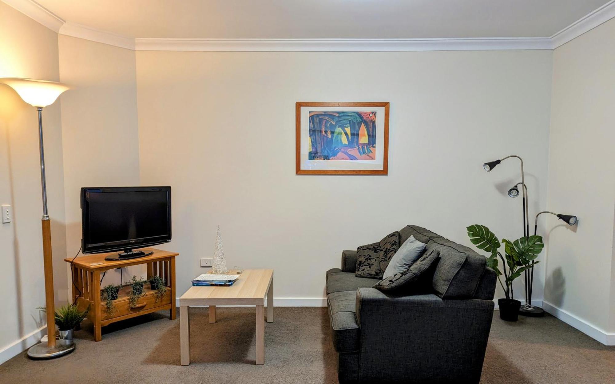 Lovely City Apartment With Private Courtyard, Pool, Free Parking, Gym Perth Bagian luar foto