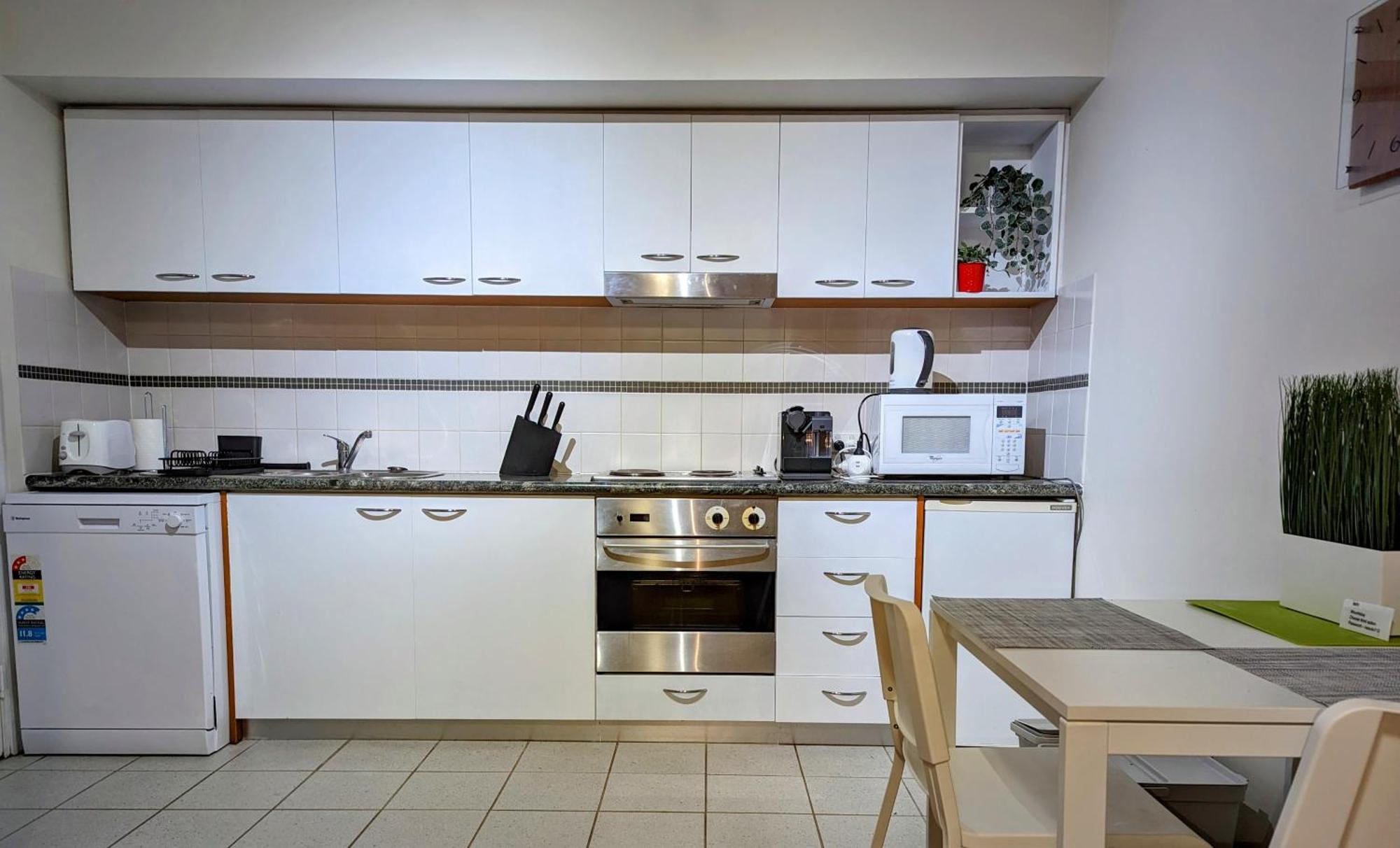 Lovely City Apartment With Private Courtyard, Pool, Free Parking, Gym Perth Bagian luar foto