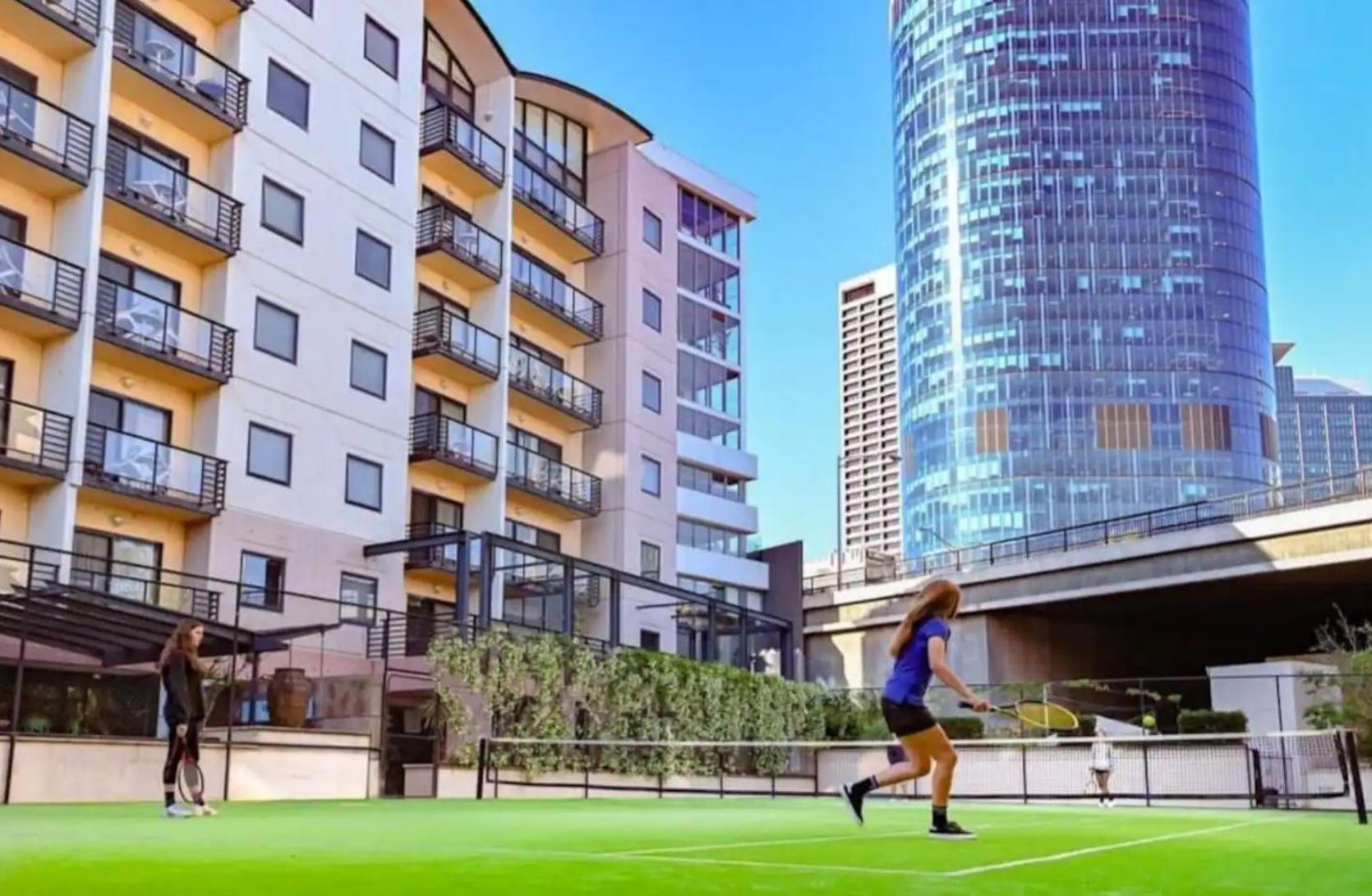 Lovely City Apartment With Private Courtyard, Pool, Free Parking, Gym Perth Bagian luar foto