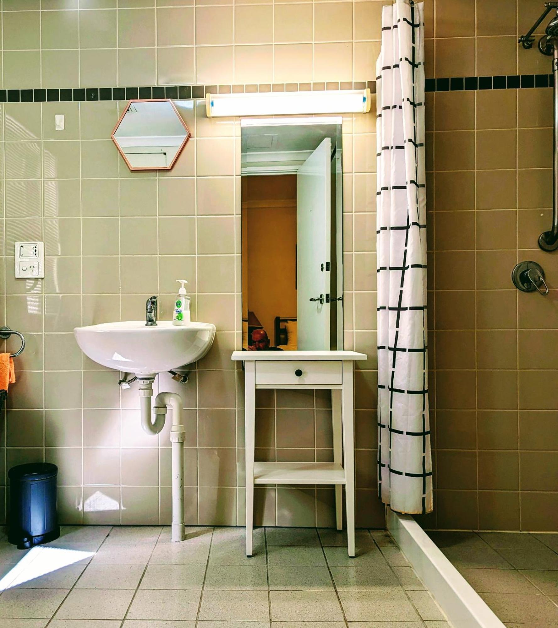 Lovely City Apartment With Private Courtyard, Pool, Free Parking, Gym Perth Bagian luar foto