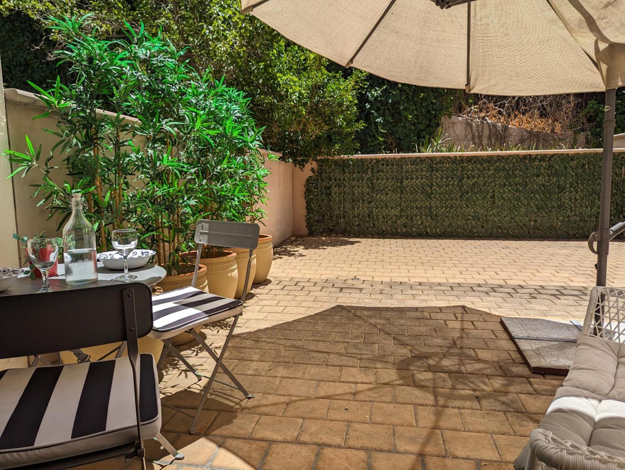 Lovely City Apartment With Private Courtyard, Pool, Free Parking, Gym Perth Bagian luar foto